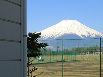 バーベキューハウスから見える雄大な富士山の様子